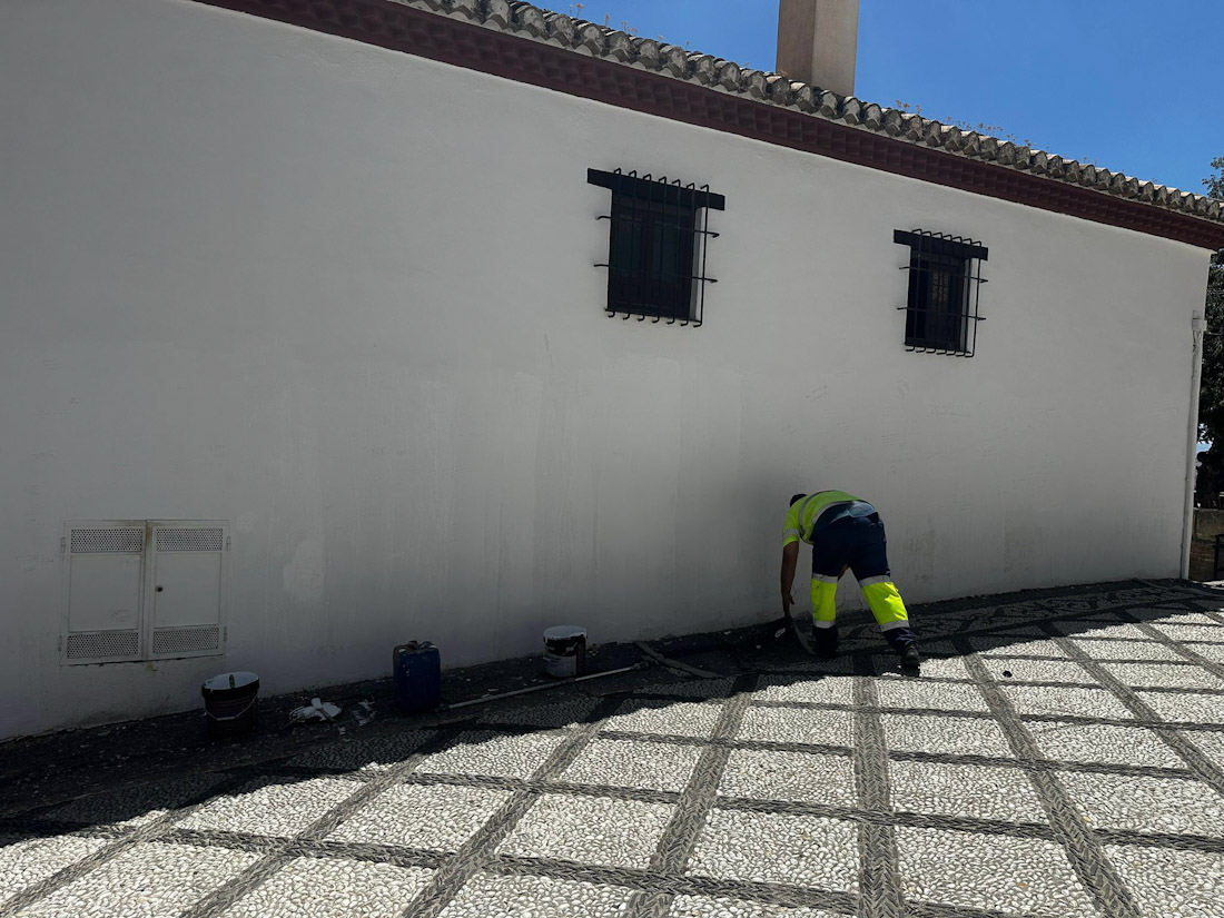 Limpieza de las pintadas (AYTO. GRANADA)