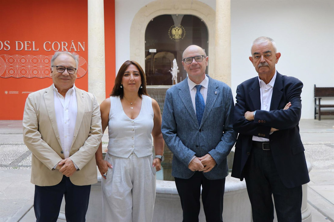 Los coordinadores del V Centenario de la UGR, Rafael López Guzmán, y Francisco Sánchez-Montes González, a la izquierda y la derecha en la imagen, con el rector, Pedro Mercado, y la vicerrectora de Extensión Universitaria, Marga Sánchez Romero (UGR)