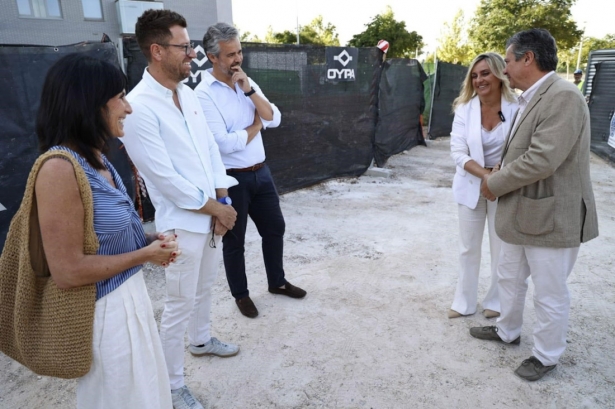 La alcaldesa de Granada, Marifrán Carazo, a la derecha en la imagen, ha asistido al inicio de las obras (AYUNTAMIENTO)