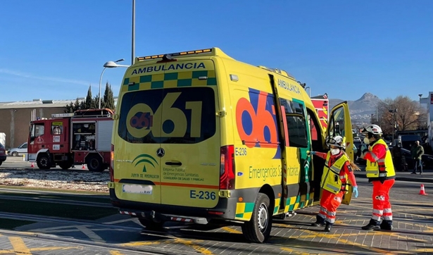 Ambulancia de 061 y camión de Bomberos de Granada durante un servicio (EMERGENCIAS 112)