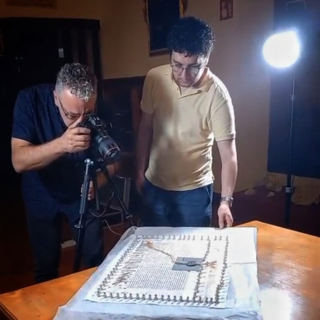 Tareas de digitalización de la bula papal (UGR)