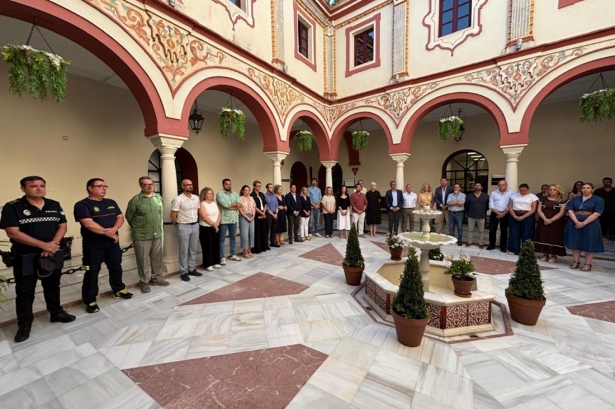 Concentración en el Ayuntamiento de Alcalá en memoria de los operarios fallecidos en el accidente laboral (AYUNTAMIENTO DE ALCALÁ DE GUADAÍRA) Concentración en el Ayuntamiento de Alcalá en memoria de los operarios fallecidos en el accidente laboral (AYUNTAMIENTO DE ALCALÁ DE GUADAÍRA)