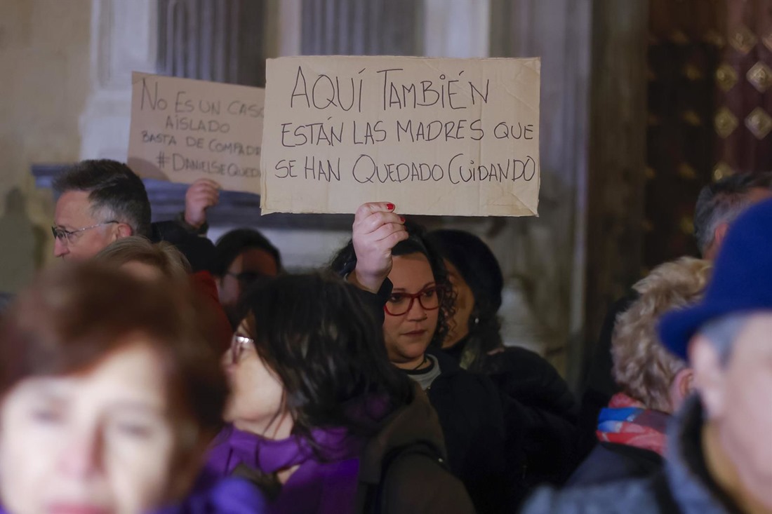 Un grupo de personas participan en la concentración a favor de Juana Riva en enero de 2024 (ÁLEX CÁMARA / EUROPA PRESS)