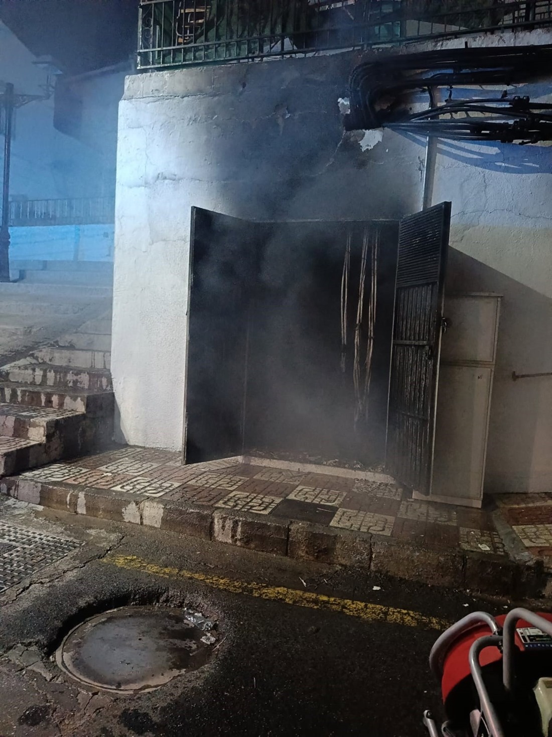 Centro de transformación de electricidad calcinado en Pinos Puente (ENDESA)