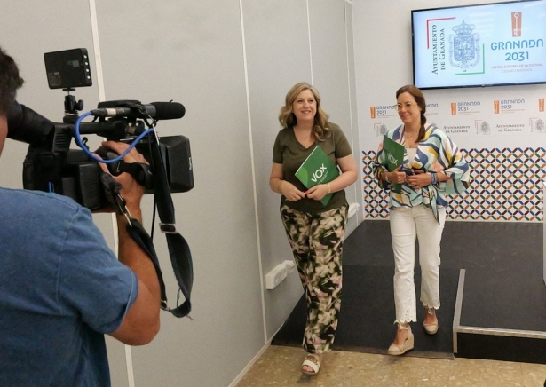 La portavoz de Vox en el Ayuntamiento de Granada, Beatriz Sánchez Agustino, en el centro con la viceportavoz, Mónica Rodríguez Gallego (VOX)