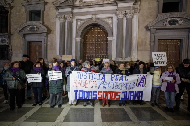 Un grupo de personas participan en la concentración a favor de Juana Rivas, en una imagen de archivo (ÁLEX CÁMARA / EUROPA PRESS) Un grupo de personas participan en la concentración a favor de Juana Rivas, en una imagen de archivo (ÁLEX CÁMARA / EUROPA PRESS)