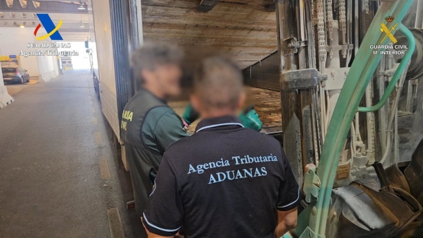 Efectivos de la Agencia Tributaria y la Guardia Civil en la operación conjunta (AGENCIA TRIBUTARIA)