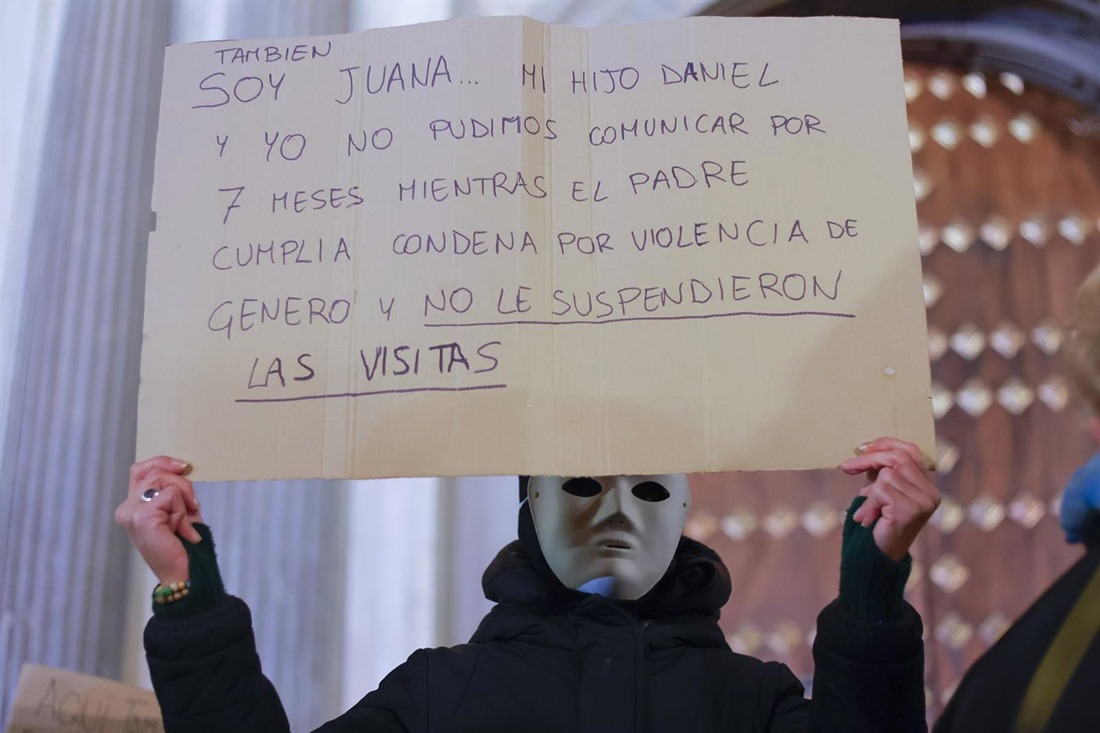 Concentración a favor de Juana Rivas (ÁLEX CÁMARA / EUROPA PRESS)