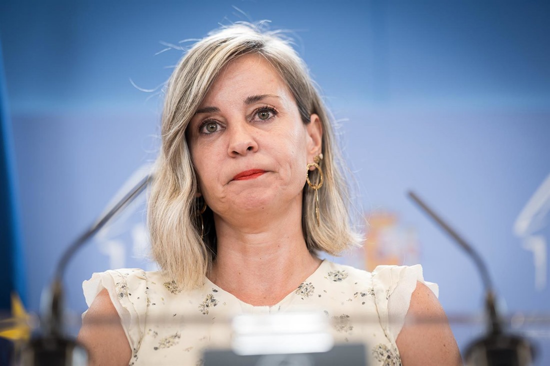 La portavoz de Sumar en el Congreso, Verónica Martínez Barbero, durante una rueda de prensa en el Congreso de los Diputados (DIEGO RADAMËS / EUROPA PRESS)