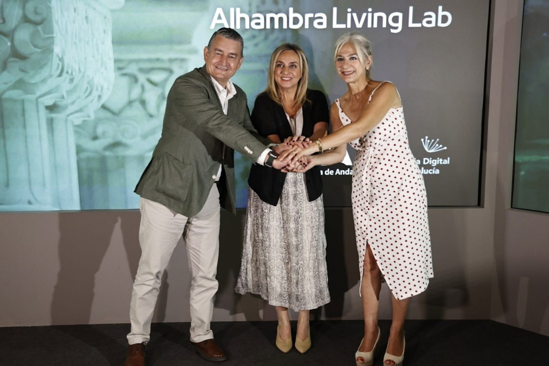 El consejero de Presidencia, Antonio Sanz, la consejera de Cultura, Patricia del Pozo, y la alcaldesa de Granada, Marifrán Carazo, en la presentación del Gemelo Digital de la Alhambra (JUNTA DE ANDALUCÍA)
