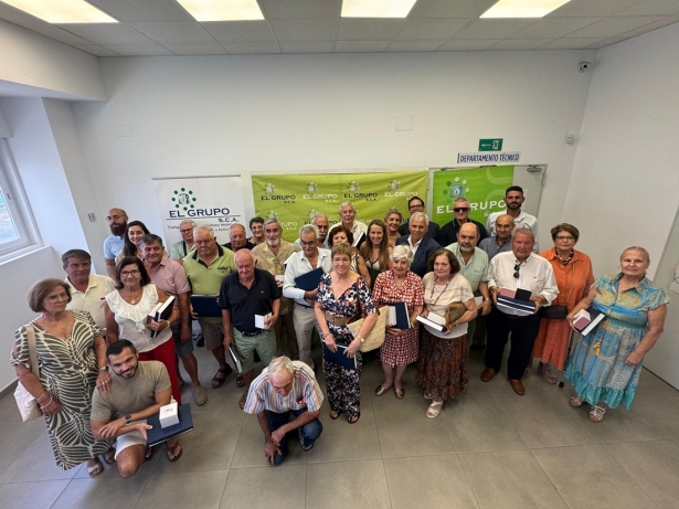 Foto de familia de los homenajeados (FAECA)