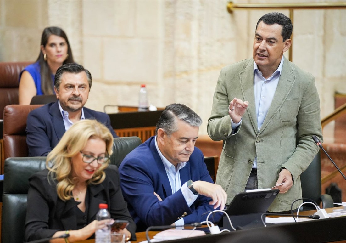 El presidente de la Junta de Andalucía, Juanma Moreno, interviene durante la sesión de control en el pleno del Parlamento andaluz. (MARIA JOSÉ LÓPEZ / EUROPA PRESS)