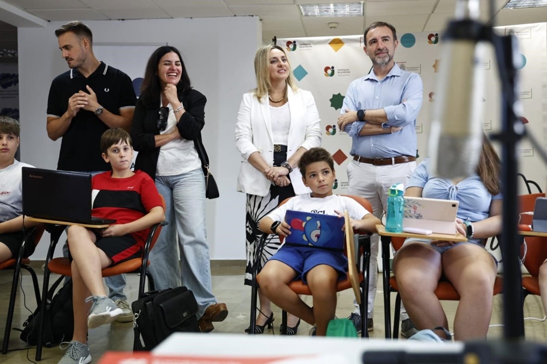 Visita institucional a Campamento Digital con la alcaldesa de Granada, Marifrán Carazo, en el centro en la imagen (AYUNTAMIENTO)