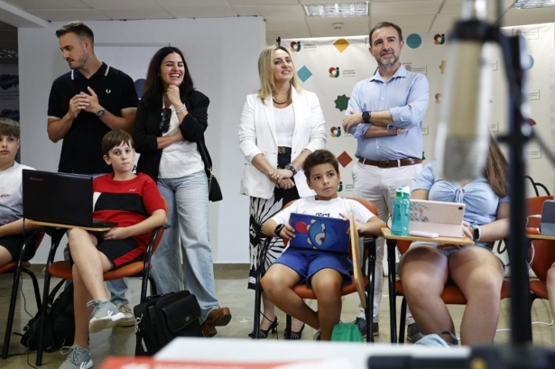 Visita institucional a Campamento Digital con la alcaldesa de Granada, Marifrán Carazo, en el centro en la imagen (AYUNTAMIENTO)