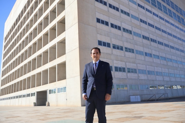 El consejero de justicia, Juan Antonio Nieto, ante el edificio de El Cubo (JUNTA)