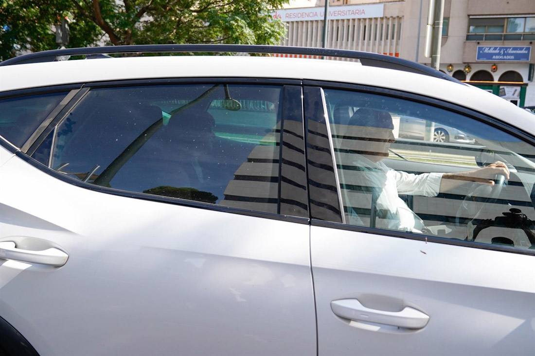 Juana Rivas sale a última hora de la mañana de los juzgados de Caleta tras entregar al menor (ARSENIO ZURITA/EUROPA PRESS)