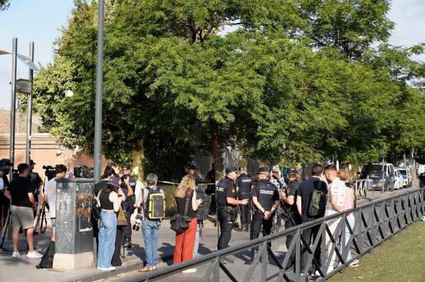 Dispositivo policial en los juzgados de Caleta por la entrega del hijo de Juana Rivas a su padre en la mañana de este viernes (ARSENIO ZURITA - EUROPA PRESS)