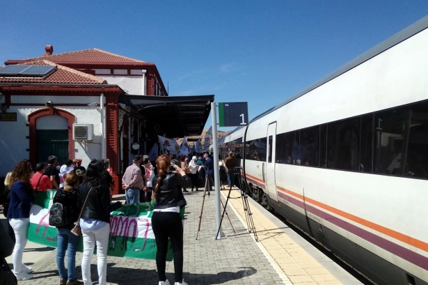 Movilización de los colectivo en la estación de Guadix AAF Comarca de Baza (CEDIDA/AAF) Movilización de los colectivo en la estación de Guadix AAF Comarca de Baza (CEDIDA/AAF)