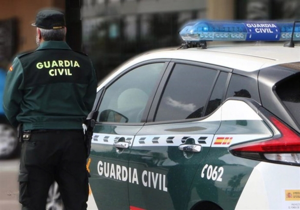 Imagen de archivo de un agente de la Guardia Civil, de espaldas, junto a un vehículo oficial. (GUARDIA CIVIL) Imagen de archivo de un agente de la Guardia Civil, de espaldas, junto a un vehículo oficial. (GUARDIA CIVIL)