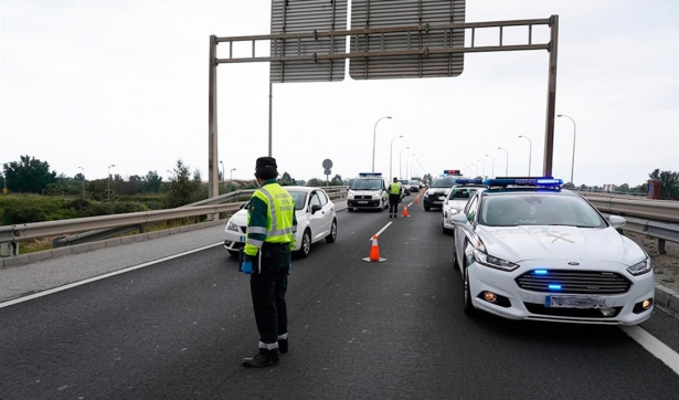 Un guardia civil de Tráfico en la carretera (112) Un guardia civil de Tráfico en la carretera (112)