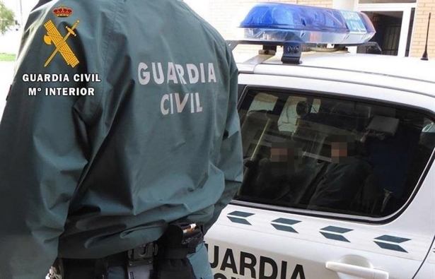 Imagen de archivo, un agente de la Guardia Civil junto a un coche patrulla (GUARDIA CIVIL) Imagen de archivo, un agente de la Guardia Civil junto a un coche patrulla (GUARDIA CIVIL)