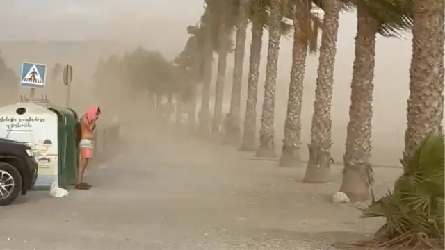 Bañistas enfrentaron un reventón térmico con fuertes ráfagas de viento casi huracanadas en la playa de Granad (REDES SOCIALES)