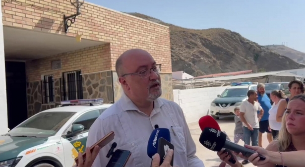 El portavoz adjunto de Vox en el Parlamento andaluz, Ricardo López, atiende a los medios ante la iglesia de la pedanía de El Pozuelo (EUROPA PRESS) El portavoz adjunto de Vox en el Parlamento andaluz, Ricardo López, atiende a los medios ante la iglesia de la pedanía de El Pozuelo (EUROPA PRESS)