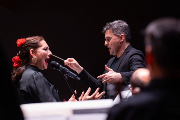 Marina Heredia con el maestro Trigueros dirigiendo la Orquesta de Galicia (APDI GROUPE)