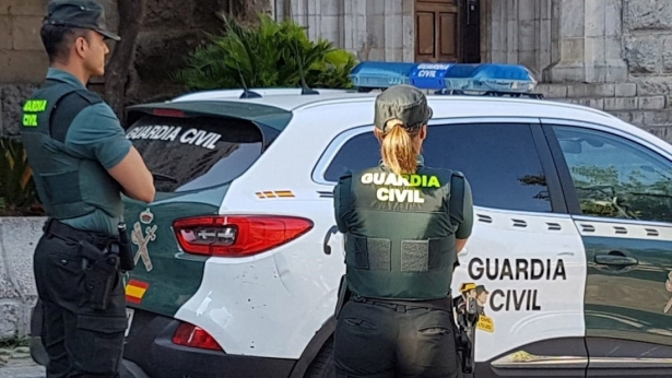 Una agente y un coche de la Guardia Civil (GUARDIA CIVIL) Una agente y un coche de la Guardia Civil (GUARDIA CIVIL)
