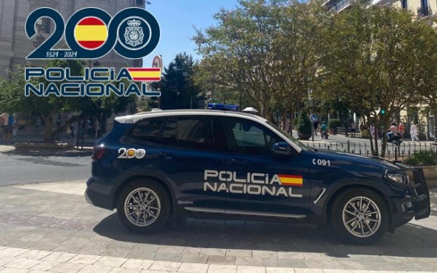 Vehículo de la Policía Nacional (POLICÍA NACIONAL) Vehículo de la Policía Nacional (POLICÍA NACIONAL)