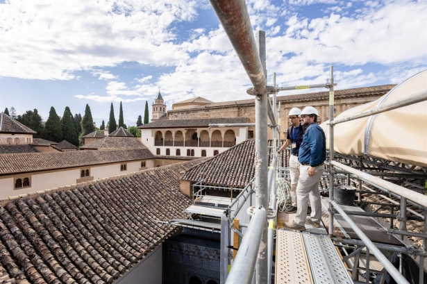 Antonio G. Peral, arquitecto conservador de la Alhambra de Granada, y Diego Garzón, responsable del proyecto, visitan la obra de las cubiertas del Mexuar (JUNTA DE ANDALUCÍA)