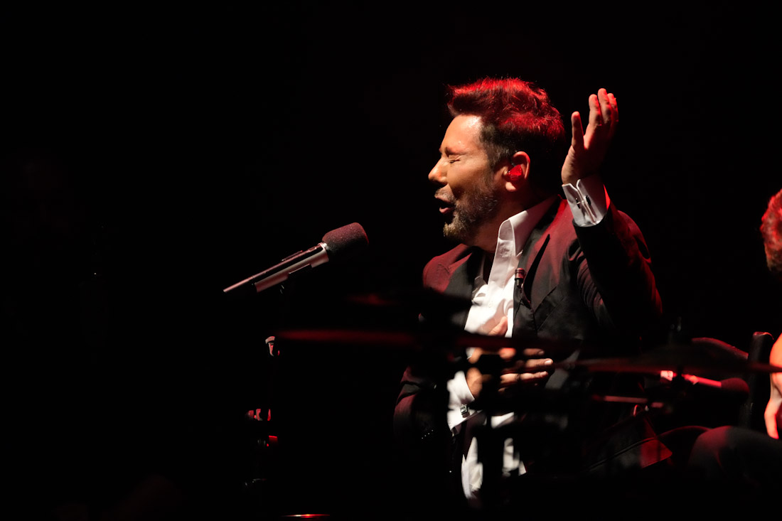 Miguel Poveda durante el espectáculo (APDI)