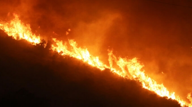 Incendio en Cenes de la Vega (EFE) Incendio en Cenes de la Vega (EFE)