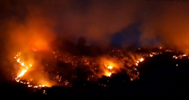 Imagen del incendio declarado en Cenes de la Vega, en Granada (PLAN INFOCA) Imagen del incendio declarado en Cenes de la Vega, en Granada (PLAN INFOCA)