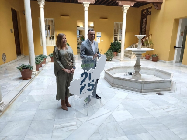 El presidente de la Diputación de Granada, Francis Rodríguez, con la diputada provincial de Economía, Ana Molina, en una imagen de archivo (EUROPA PRESS)