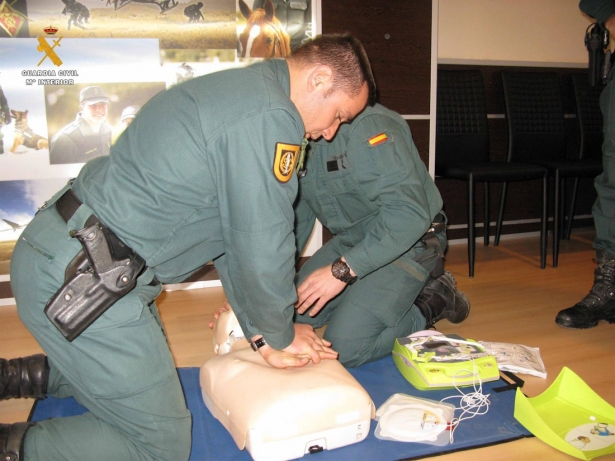 Agentes de la Guardia Civil han logrado salvar la vida a un hombre de 67 años en Zujaira (Pinos Puente) gracias a aplicación de técnicas de RCP tras caer de un muro de unos dos metros (GUARDIA CIVIL) Agentes de la Guardia Civil han logrado salvar la vida a un hombre de 67 años en Zujaira (Pinos Puente) gracias a aplicación de técnicas de RCP tras caer de un muro de unos dos metros (GUARDIA CIVIL)