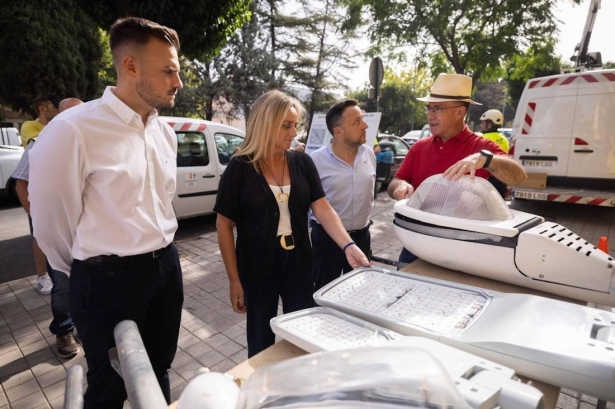 La alcaldesa de Granada, Marifrán Carazo, ha presentado este miércoles la renovación integral del alumbrado en el tramo de la avenida de Andalucía comprendido entre la gasolinera BP y la intersección con la GR-30 (AYUNTAMIENTO DE GRANADA)