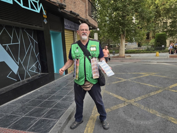Jose Miguel Castillo Victoria, vendedor de la ONCE en la plaza de los Campos, ha llevado al suerte a Granada desde su punto de venta. (ONCE)