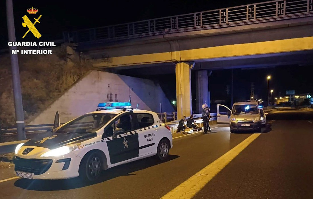 La Guardia Civil detiene a dos hombres por un robo con fuerza el pasado lunes 25 de agosto en una nave del polígono Juncaril. Los agentes consiguieron detenerlos en la circunvalación de Granada tras perseguirlos en su intento de fuga ?GUARDIA CIVIL)