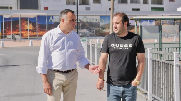 El presidente de la Diputación de Granada, Francis Rodríguez, a la izquierda en la imagen, y el alcalde de Alicún de Ortega, Rafael Marín (DIPUTACIÓN)