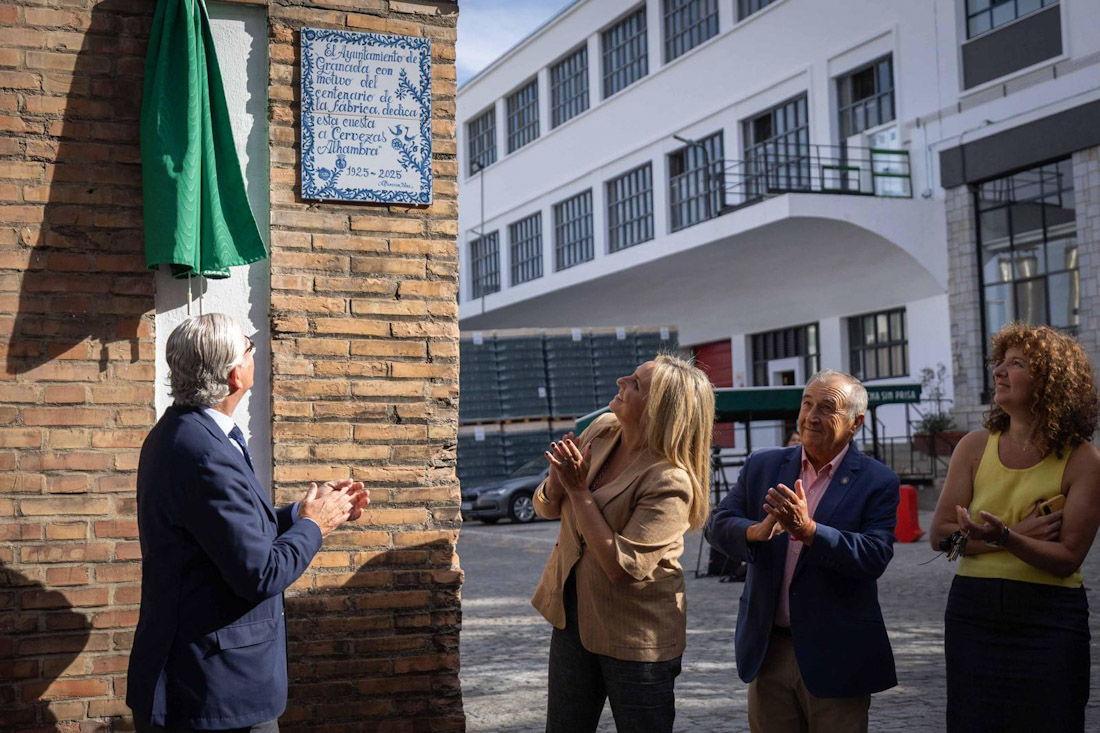 Descubrimiento de la placa (AYTO. GRANADA)