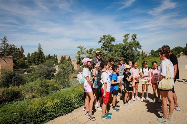 Foto del programa `Verano en la Alhambra` en una actividad con el director del patronato que gestiona el monumento, Rodrigo Ruiz-Jiménez (PATRONATO DE LA ALHAMBRA Y GENERALIFE)