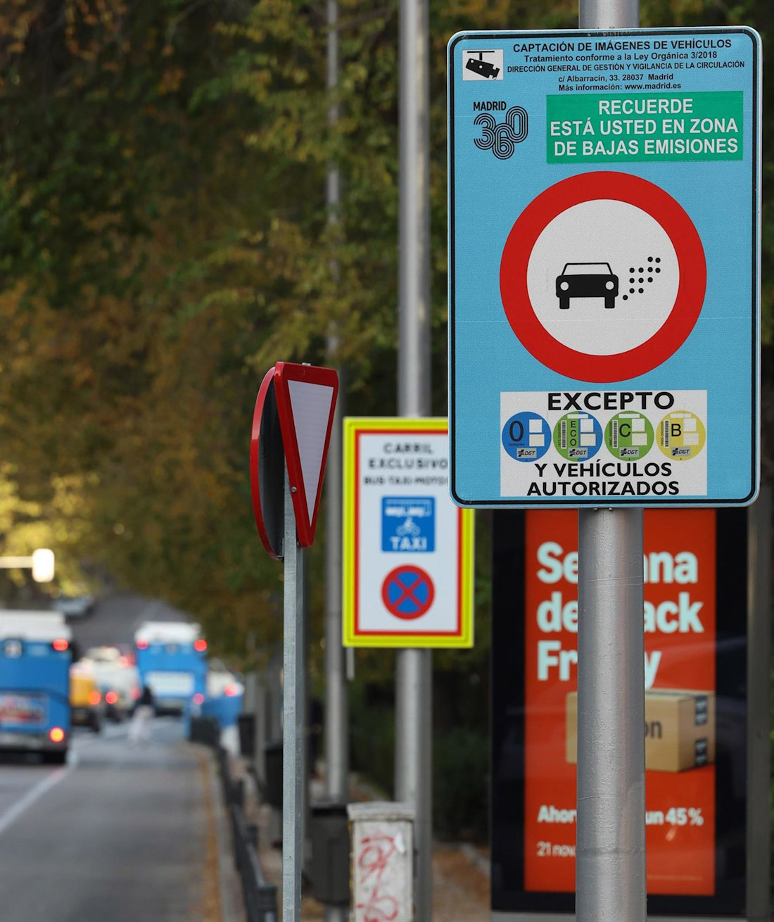 Un cartel marca la el Inicio de una Zona de Bajas Emisiones (ZBE) en una imagen de archivo (MARTA FERNÁNDEZ JARA - EUROPA PRESS)