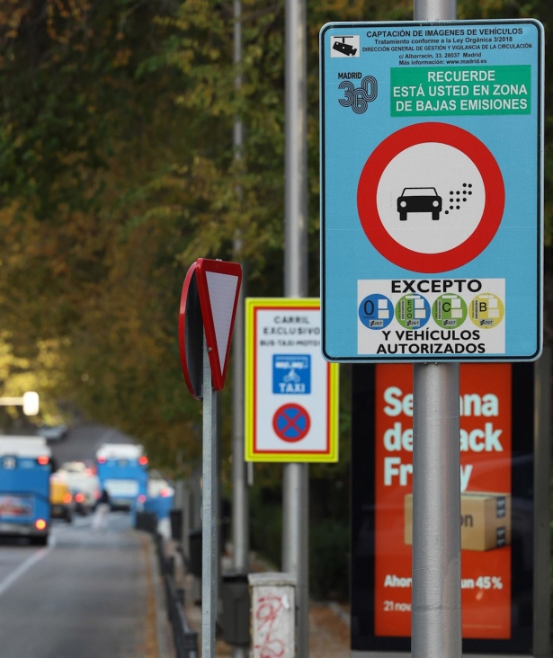 Un cartel marca la el Inicio de una Zona de Bajas Emisiones (ZBE) en una imagen de archivo (MARTA FERNÁNDEZ JARA - EUROPA PRESS)