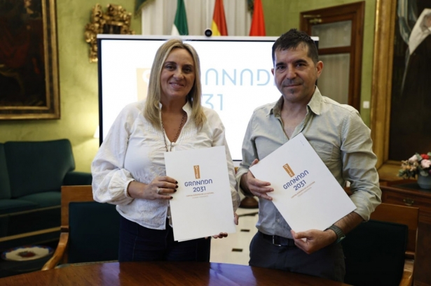 La alcaldesa de Granada, Marifrán Carazo, y el secretario general de CCOO Granada, Daniel Mesa (AYUNTAMIENTO DE GRANADA)