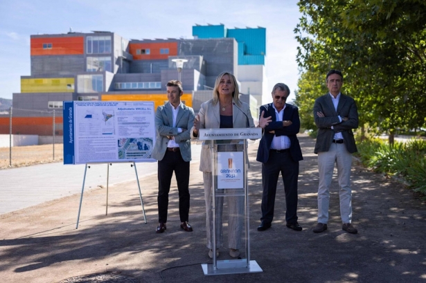 La alcaldesa de Granada, Marifrán Carazo, interviene en la visita a los terrenos para la ampliación de las instalaciones de Vircell (AYUNTAMIENTO)