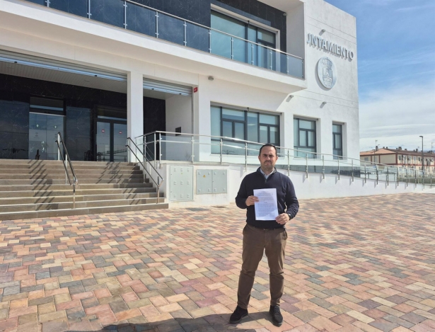 El alcalde de Pulianas, José Antonio Carranza, en imagen de archivo a las puertas del Ayuntamiento (AYUNTAMIENTO DE PULIANAS)