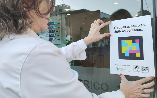 Imagen de archivo de la colocación de un código Navilens en un establecimiento de óptica para facilitar su identificación entre personas con discapacidad visual (COLEGIO DE ÓPTICOS-OPTOMETRISTAS DE ANDALUCÍA)
