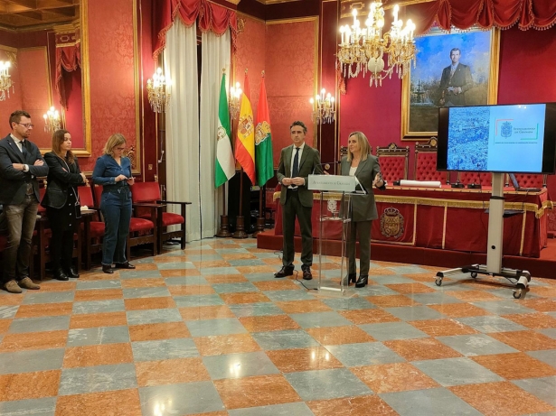 Enrique Catalina, con la alcaldesa de Granada, Marifrán Carazo, en imagen de archivo (EUROPA PRESS)