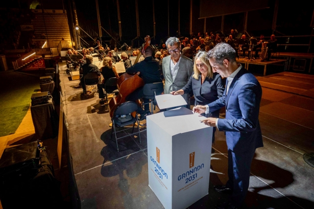 Firma de la adhesión (AYTO. GRANADA)